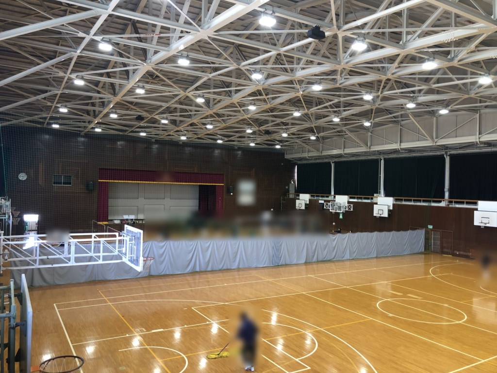学校の体育館をバスケットボールとバレーボールで分けて使う防球ネットカバー